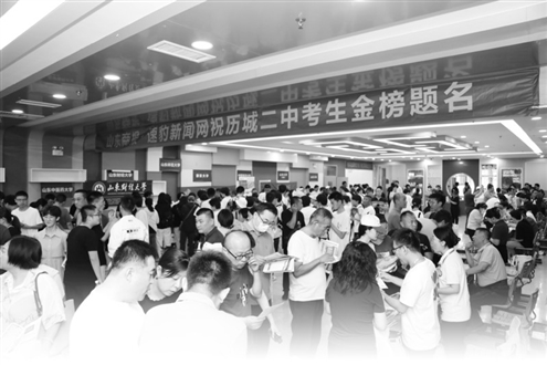 2024山东精品高招会昨日举行,在历城二中现场,众多考生在家长的陪同下来到现场进行咨询 记者 王晓峰 褚洪卿 摄